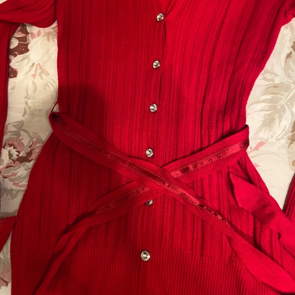 G BY GUESS RED SWEATER. - Picture 13 of 13